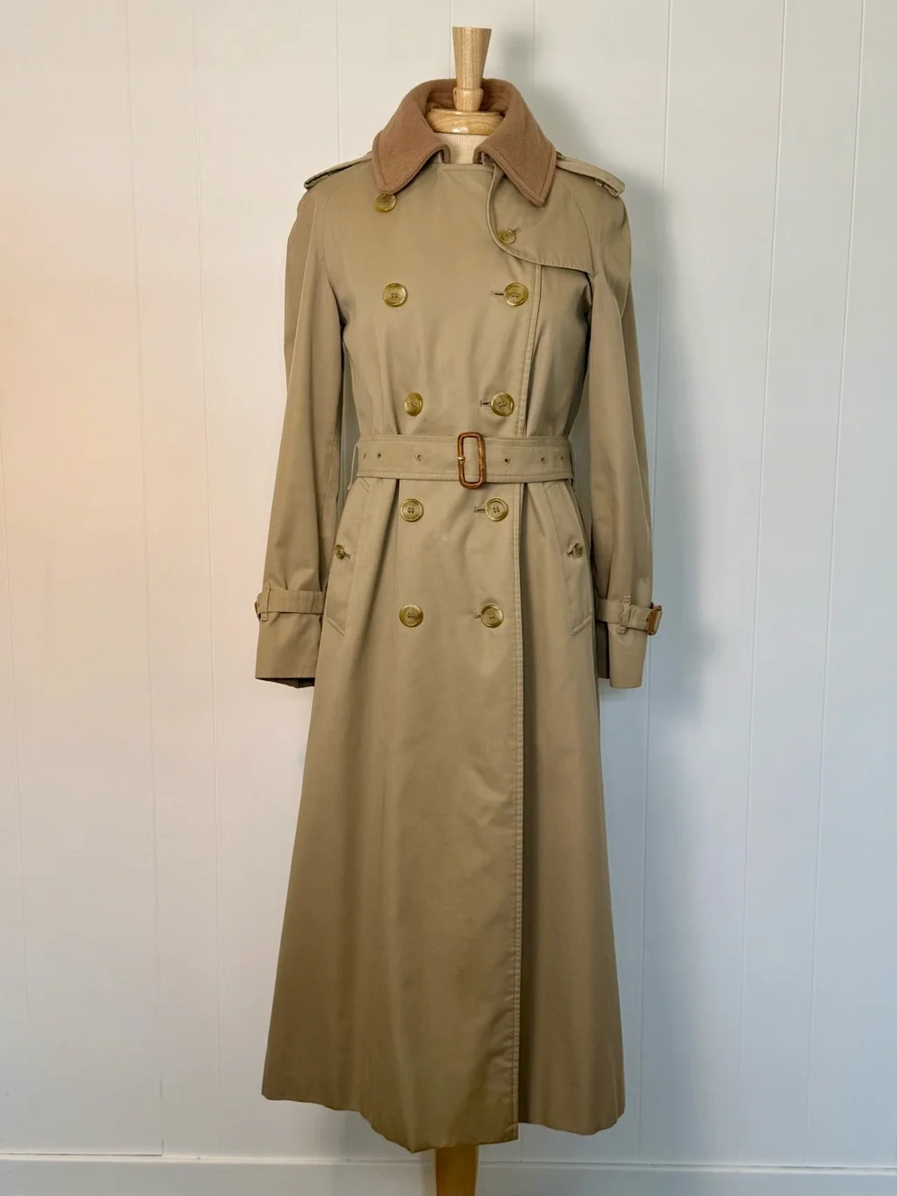 Classic Tan Double-Breasted Burberrys Trench Coat With Detachable Wool Lining - Picture 5 of 16